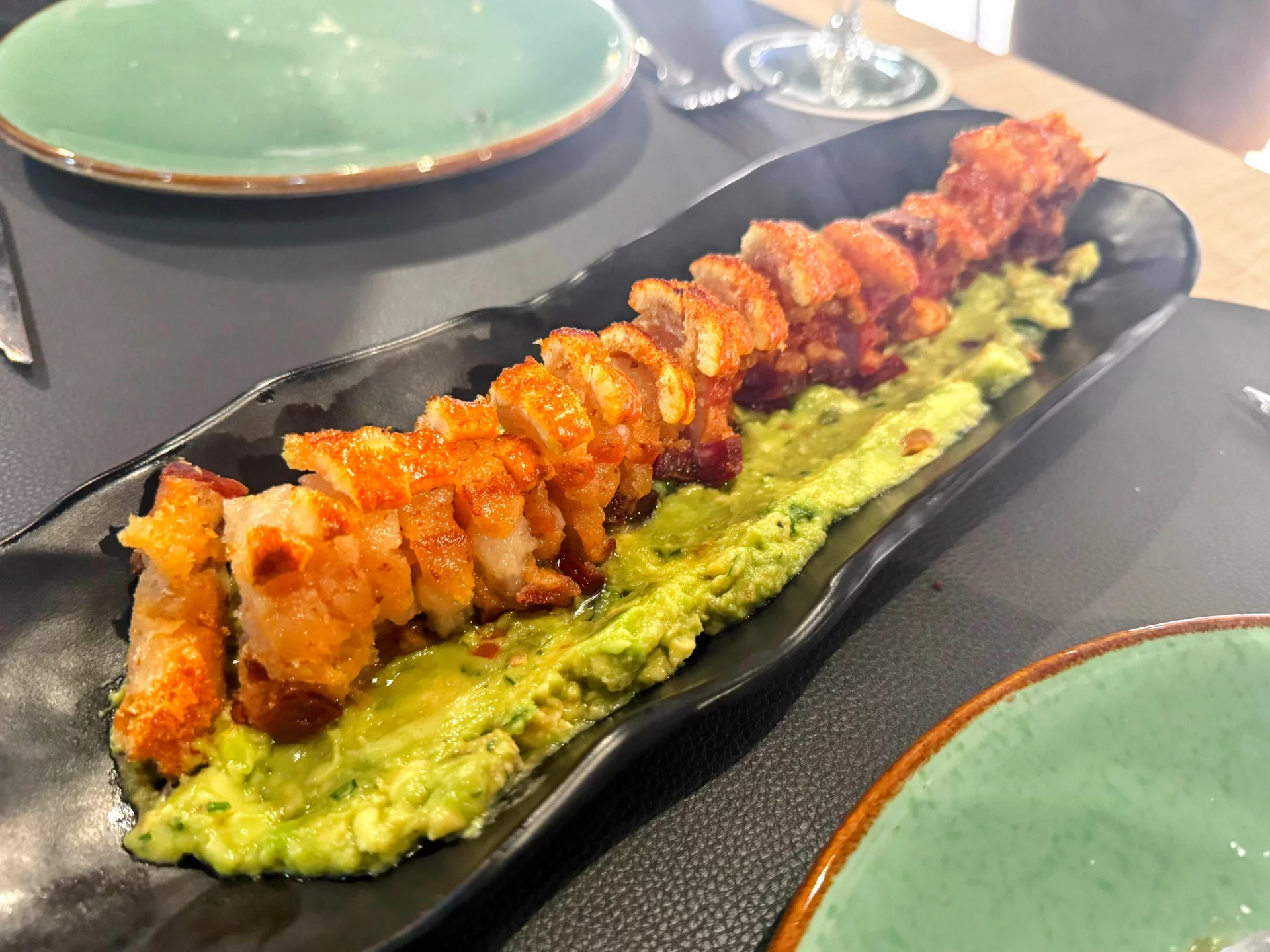 Torreznos con crema de guacamole