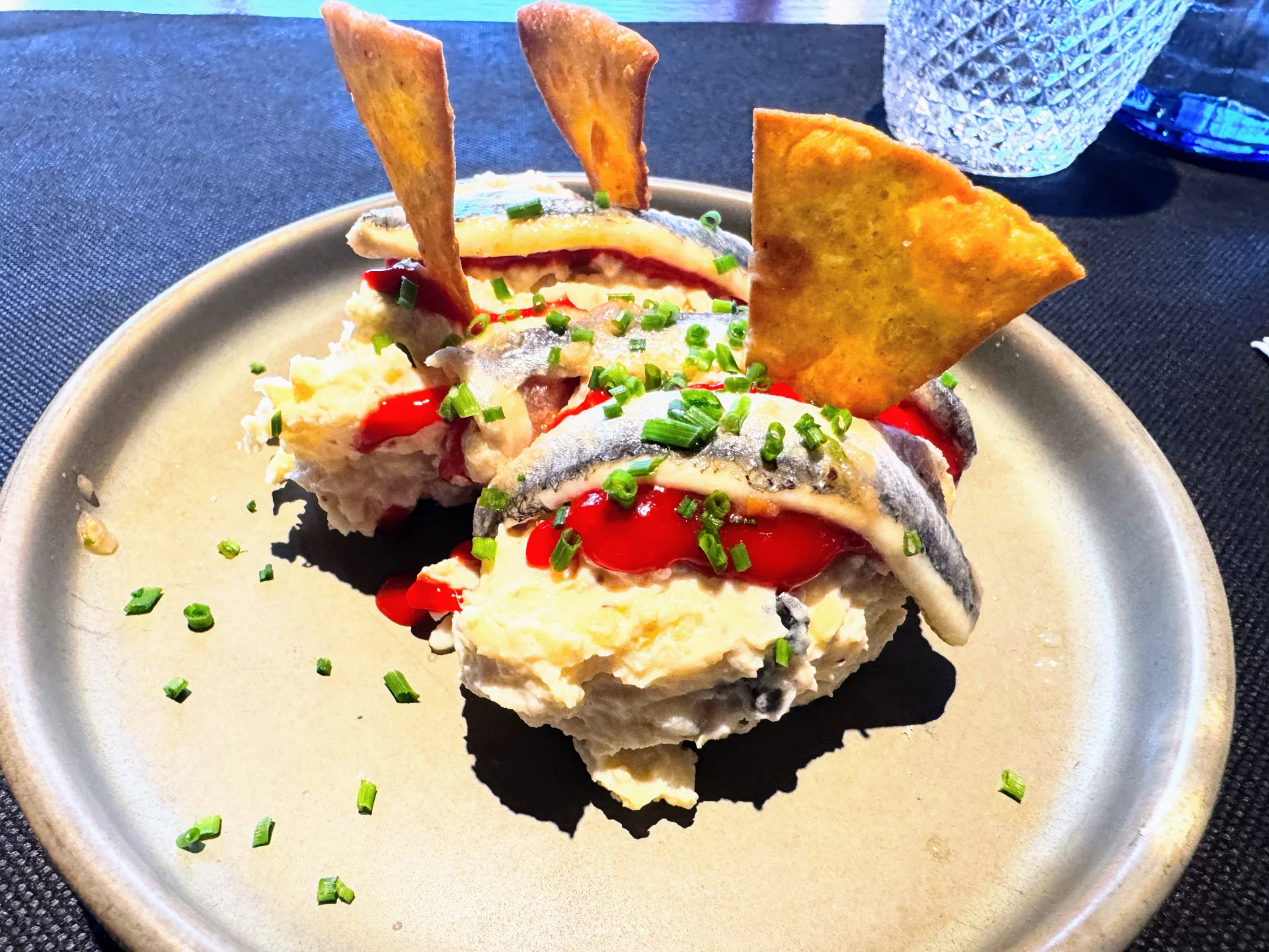 Ensaladilla “Medio” con boquerones, kalamata y piquillos