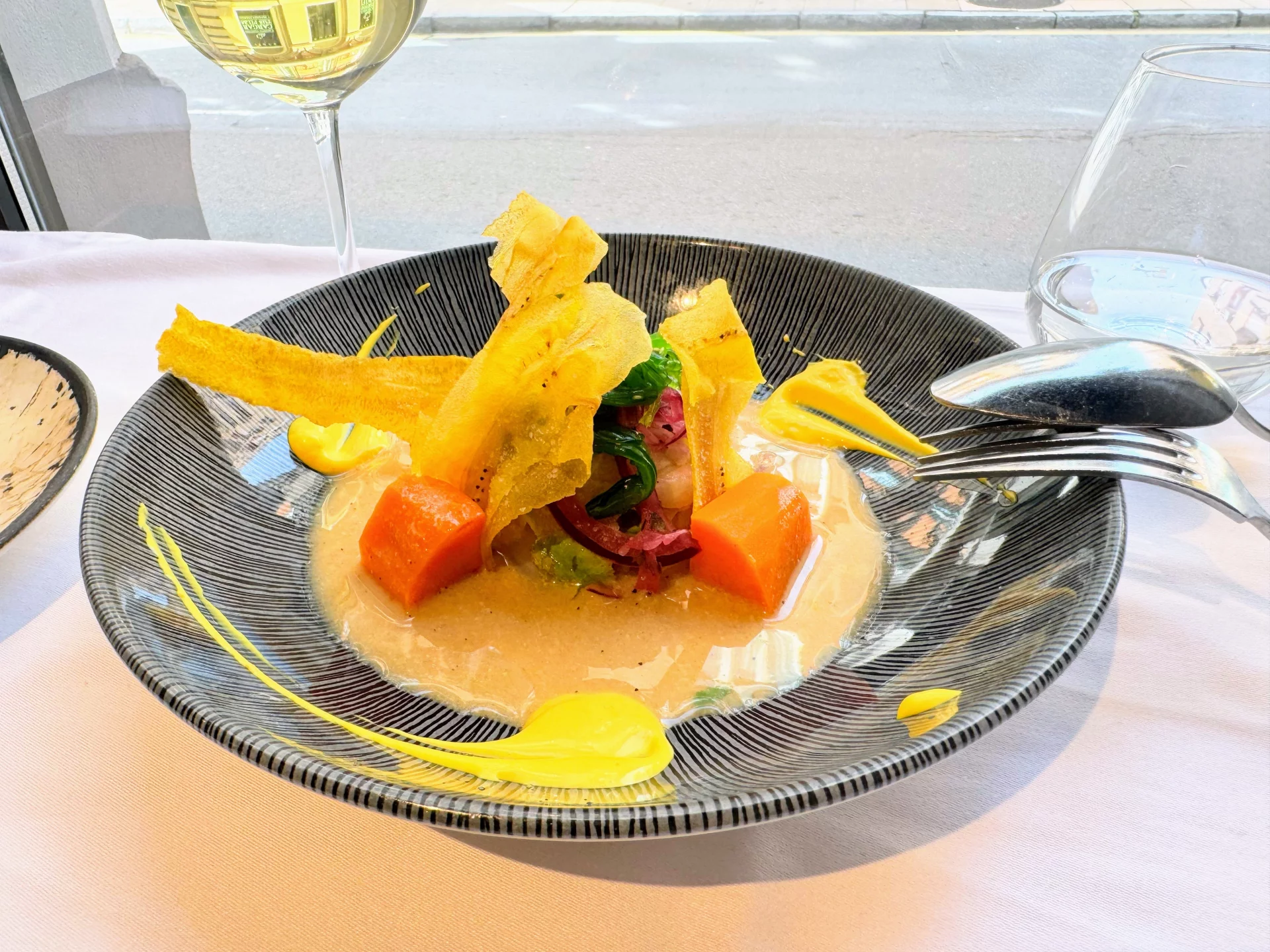 Ceviche de corvina, boniato glaseado y chip de plátano macho