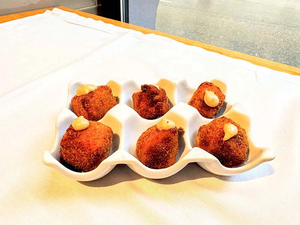 Croquetas cremosas de centollo y emulsión de kimchi