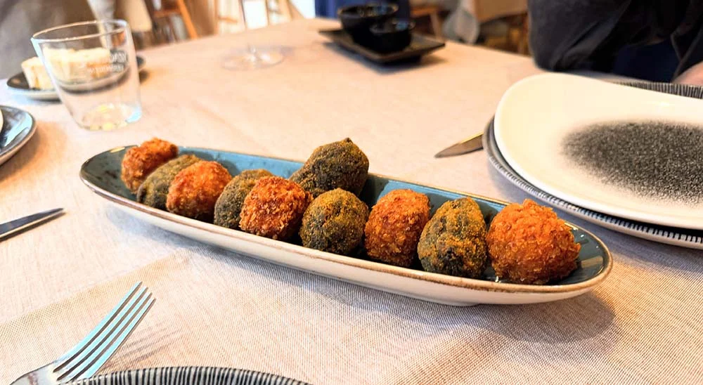 Croquetas de cecina wagyu y de chipirón en su tinta