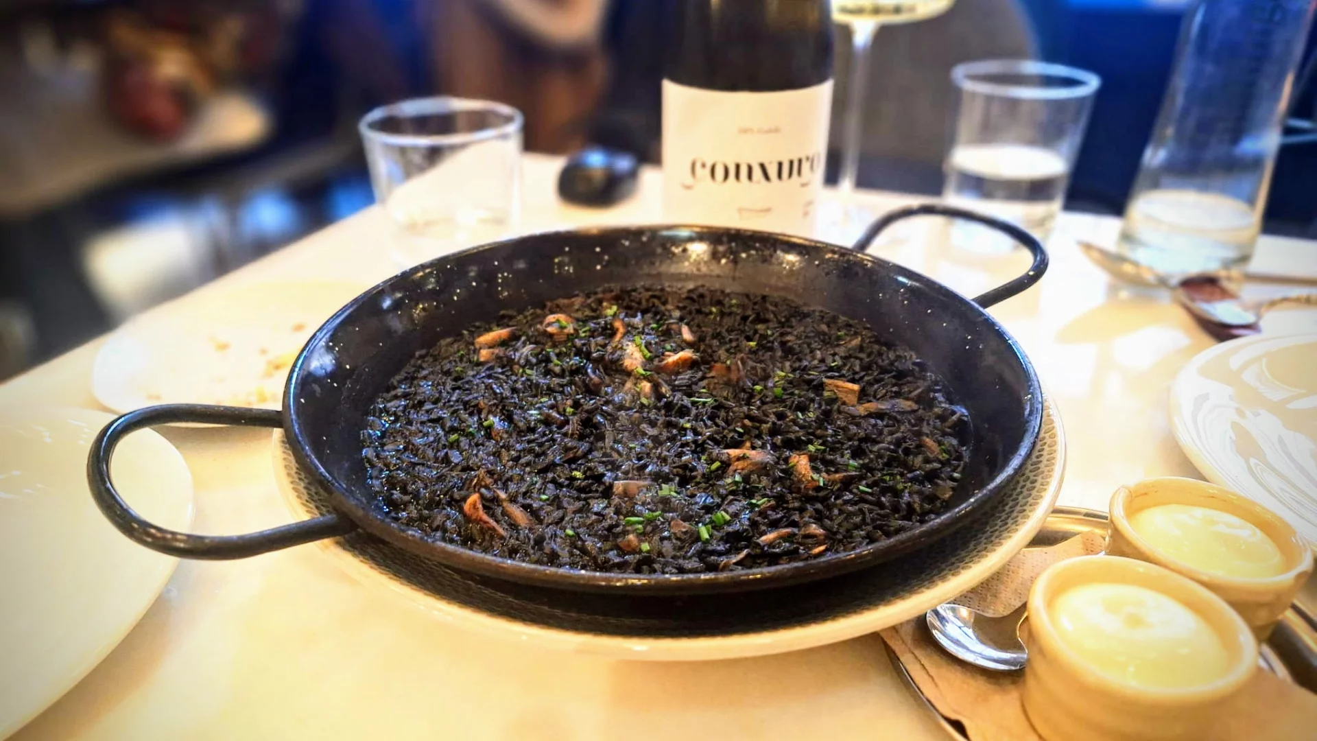 Arroz negro con calamares y alioli